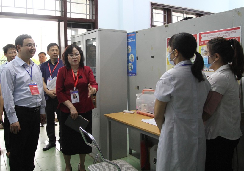 Thứ trưởng Ngô Thị Minh kiểm tra phòng y tế tại điểm thi Trường THPT Nguyễn Đăng Đạo.