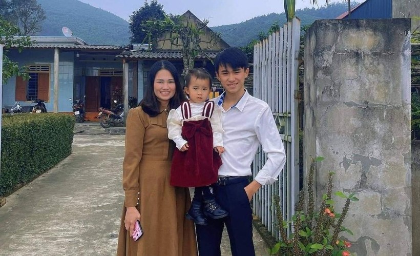 Nguyễn Anh Quân cùng mẹ và em gái.