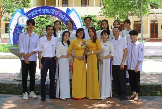 Cán bộ, giáo viên và học sinh Trường THPT Triệu Sơn 4, (Thanh Hóa).