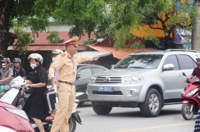 Cảnh sát giao thông khá vất vả phân luồng trước khu vực Điểm thi Trường THPT chuyên Lam Sơn (TP Thanh Hóa).