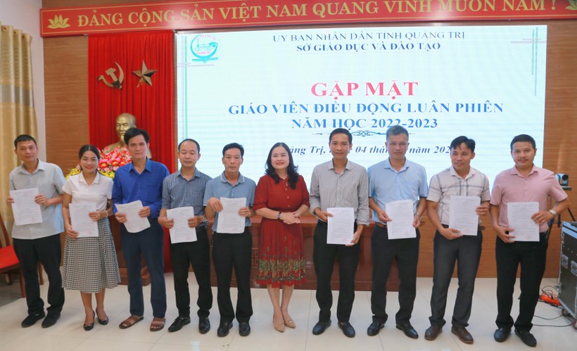 Giám đốc Sở GD&ĐT Lê Thị Hương trao quyết định và động viên các giáo viên.