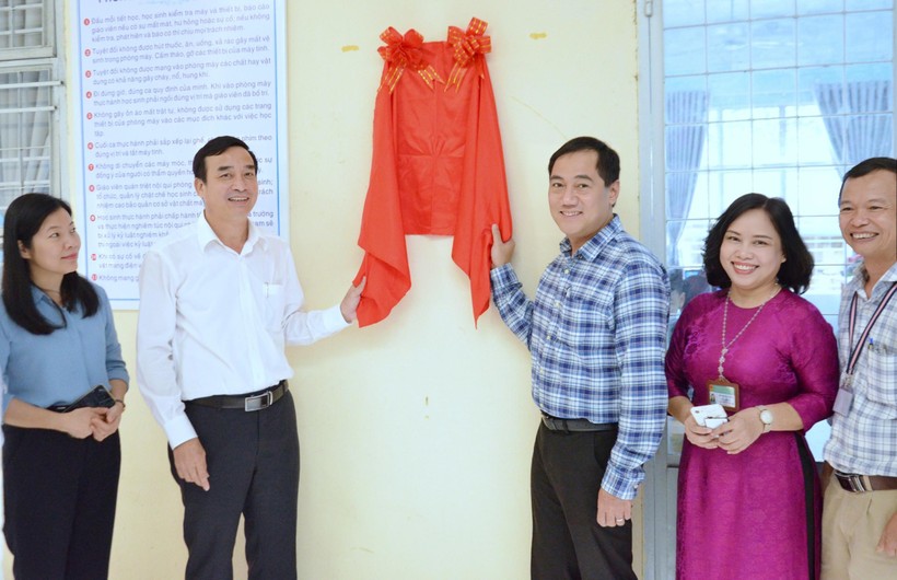 Ông Lê Trung Chinh - Chủ tịch UBND TP (áo trắng) tham gia Lễ cắt băng khánh thành Phòng tin học tại Trường THPT Hòa Vang (quận Cẩm Lệ, TP Đà Nẵng).