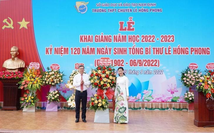 Phó Chủ tịch UBND tỉnh Nam Định Trần Lê Đoài tặng hoa chúc mừng nhân dịp khai giảng năm học mới cho Trường THPT Chuyên Lê Hồng Phong.
