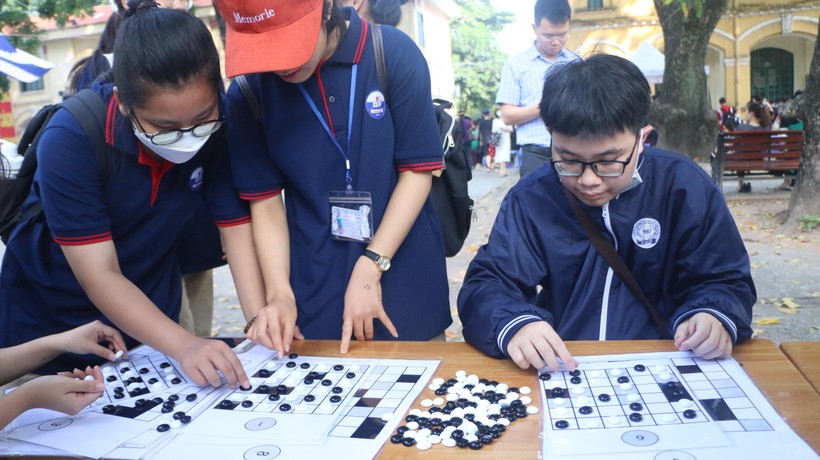 Học sinh tham gia thử sức với trò chơi cờ ô vuông với luật chơi riêng biệt.