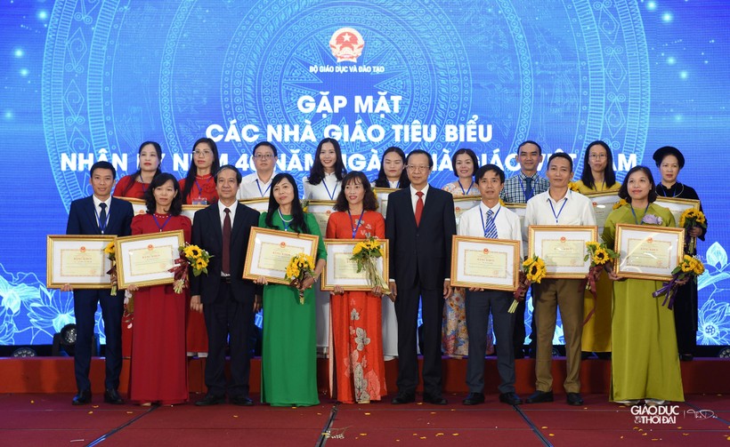 Bộ trưởng Nguyễn Kim Sơn, Thứ trưởng Phạm Ngọc Thưởng trao bằng khen cho các nhà giáo tiêu biểu.