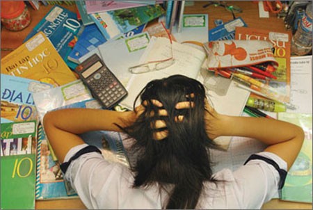Học sinh mệt mỏi trầm cảm vì áp lực học hành thi cử 