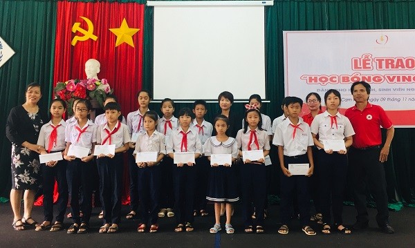 Các em học sinh nhận học bổng của Quỹ Thiện Tâm thuộc tập đoàn Vingroup