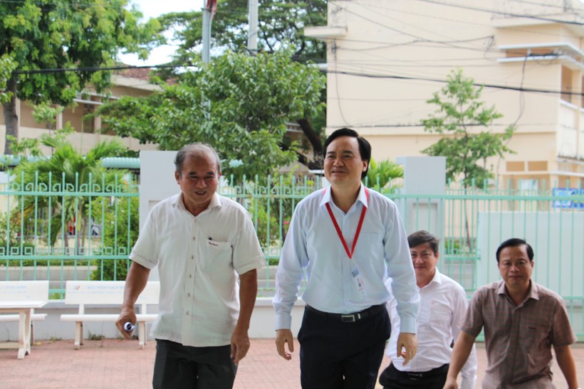 Bộ trưởng Phùng Xuân Nhạ kiểm tra công tác chấm thi tại Bình Định