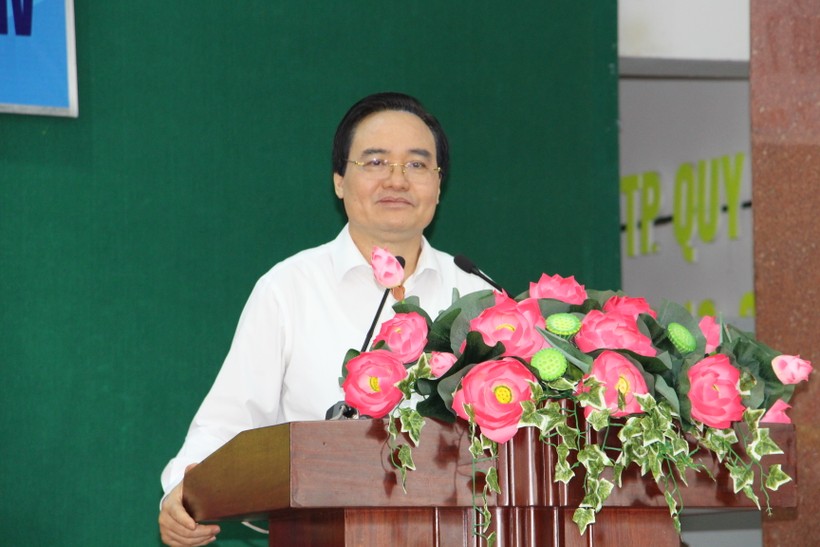 Bộ trưởng Phùng Xuân Nhạ giải đáp ý kiến của cử tri tỉnh Bình Định