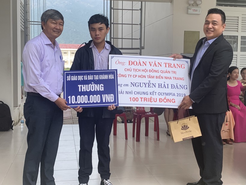 Ông Lê Đình Thuần và đại diện doanh nghiệp trao tặng phần thưởng cho em Nguyễn Hải Đăng.