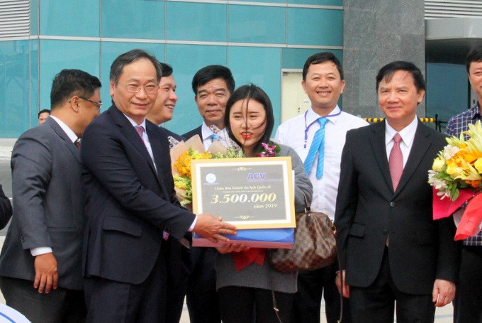Lãnh đạo tỉnh Khánh Hòa tặng quà cho nữ du khách thứ 3,5 triệu đến Khánh Hòa.
