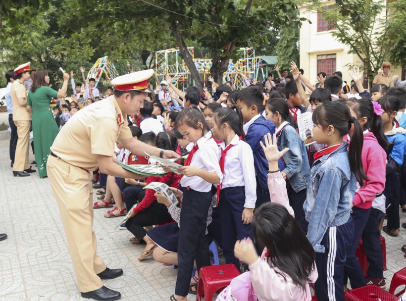 Khánh Hòa: Gần 1.000 học sinh tiểu học được hướng dẫn kỹ năng an toàn khi qua đướng sắt