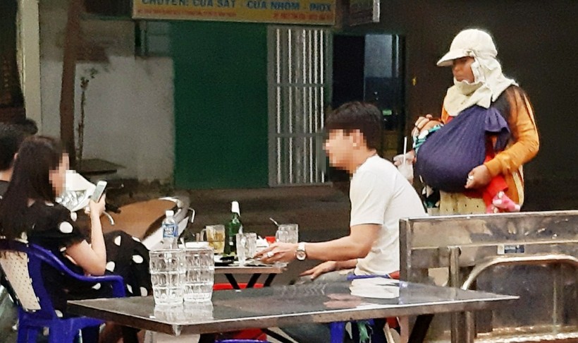 Một người lang thang đi xin ăn tại một quán ăn tại TP Phan Rang - Tháp Chàm, tỉnh Ninh Thuận. (Ảnh: Duy Quan).