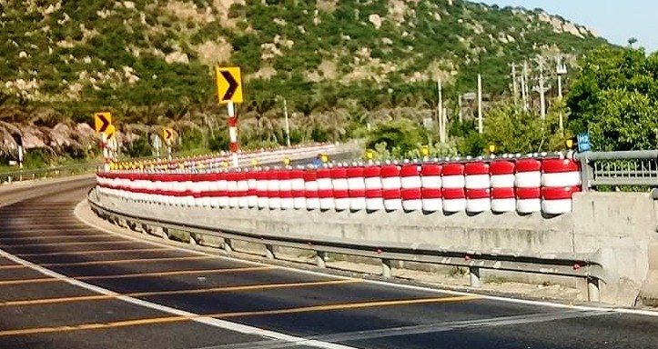 Hàng trăm lốp xe được xếp thành hàng, sơn màu sắc đỏ trắng làm hộ lan đường cong.