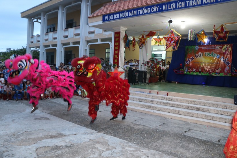 Trường TH&THCS Lê Đình Chinh tổ chức vui Tết trung thu cho học sinh. (Ảnh: Duy Quan).