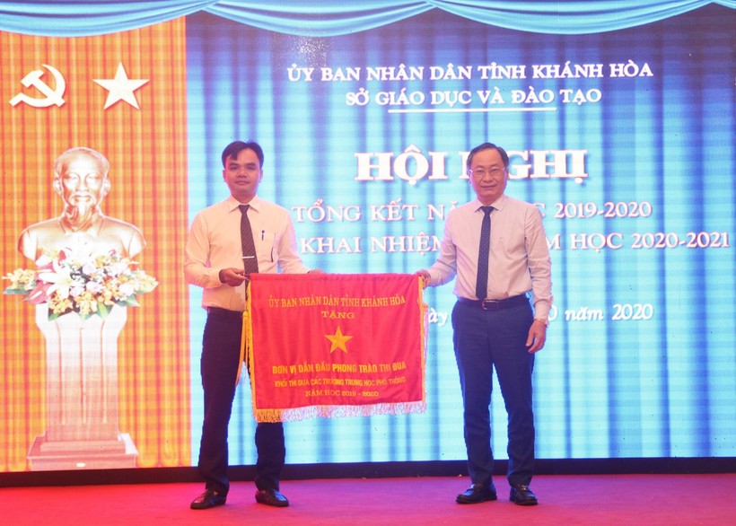 Ông Nguyễn Đắc Tài, Phó Chủ tịch Thường trực UBND tỉnh  tặng Cờ thi đua của UBND tỉnh cho Trường THPT Ngô Gia Tự.