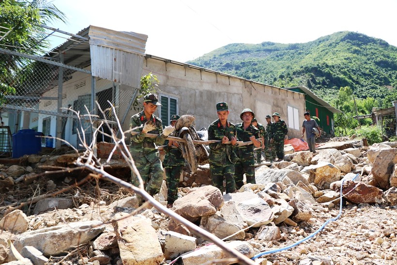 Bộ đội giúp người dân di chuyển tài sản sau vụ sạt lở núi xảy ra vào năm 2018 tại xã Phước Đồng. 