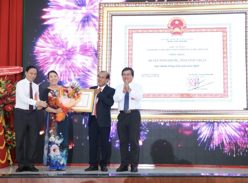 Huyện Ninh Phước hân hoan đón nhận Bằng đạt chuẩn nông thôn mới 2019. Đây là huyện đầu tiên của tỉnh đạt chuẩn huyện nông thôn mới. (Ảnh: Duy Quan).