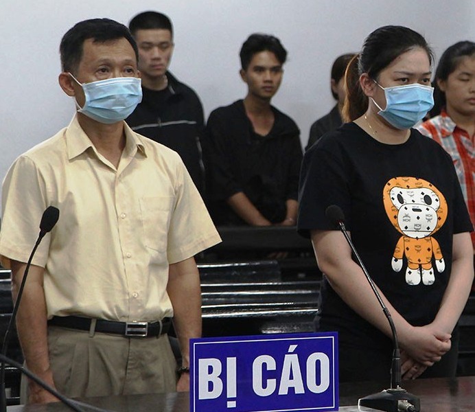 Bị cáo Nguyễn Quốc Trâm và Nguyễn Thụy Phương Thảo tại tòa.
