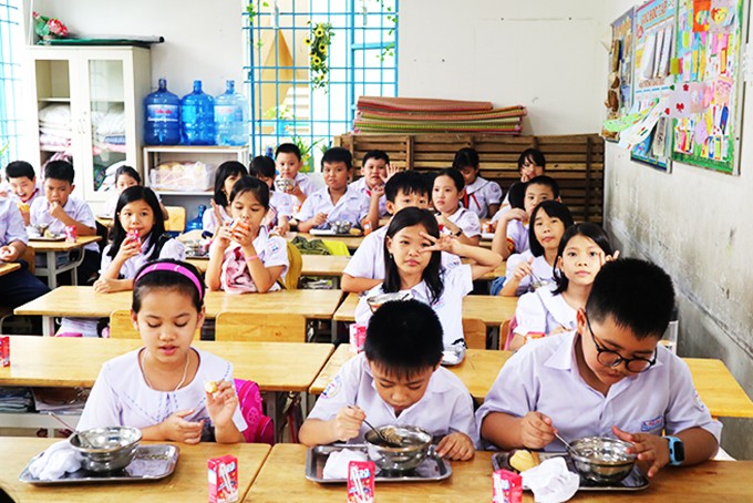 Bữa ăn bán trú ngày của học sinh Trường Tiểu học Phước Long 1 trước khi trường tạm dừng tổ chức bán trú.