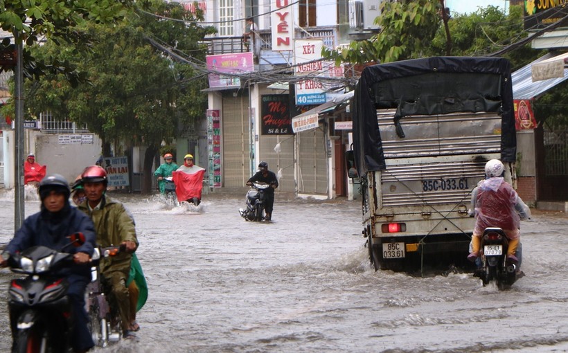 Mưa lớn đã làm một số tuyến đường trung tâm TP Phan Rang - Tháp Chàm, tỉnh Ninh Thuận bị ngập. (Ảnh: Ngọc Duy).