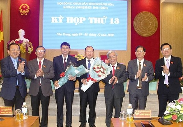 Lãnh đạo tỉnh Khánh Hòa tặng hoa chúc mừng 2 phó chủ tịch UBND tỉnh vừa được HĐND tỉnh bầu bổ sung
