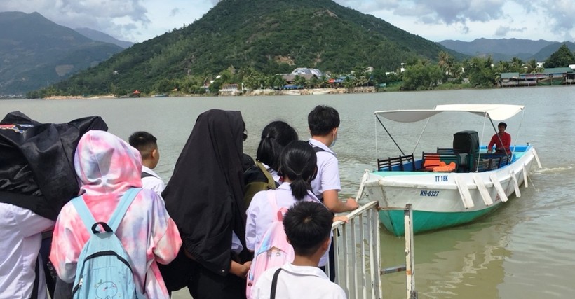 Cầu gỗ Phú Kiểng bắc qua sông Cái, xã Vĩnh Ngọc, bị cuốn trôi và hư hỏng, học sinh phải đợi ca nô để đến trường.