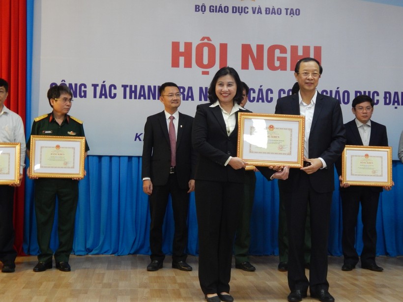 Thứ trưởng Phạm Ngọc Thưởng trao bằng khen cho cá nhân có thành tích xuất sắc trong công tác thanh kiểm tra Kỳ thi tốt nghiệp THPT năm 2020.