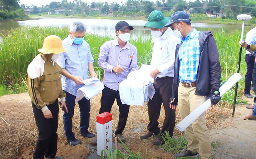 Thực hiện đo đạc, cắm mốc GPMB dự án cao tốc Bắc - Nam, đoạn qua Quảng Ngãi.