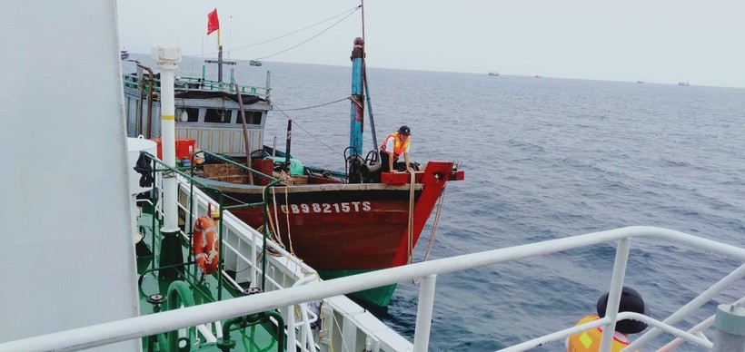 Tàu cá mang số hiệu QB 98215TS được lai dắt về đảo Lý Sơn an toàn. ( Ảnh Công Tài).