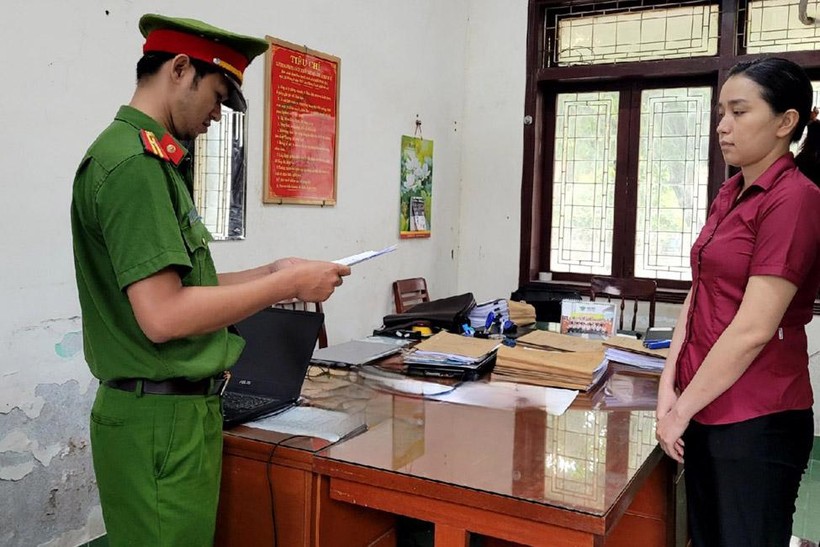 Công an đọc lệnh bắt tạm giam Nguyễn Thị Phương. Ảnh: Cơ quan công an