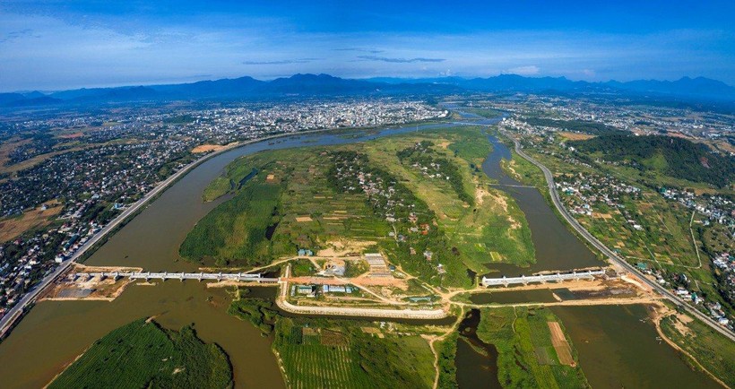 Điểm cuối giao với đường Hoàng Sa tại nút đầu cầu đập dâng sông Trà Khúc, xã Tịnh An, TP.Quảng Ngãi.