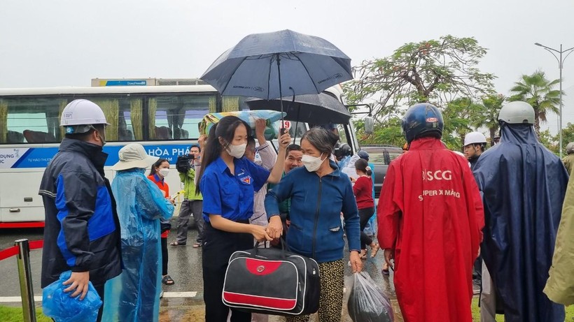 Người dân ở vùng xung yếu huyện Bình Sơn được đưa đến nơi tránh trú an toàn.