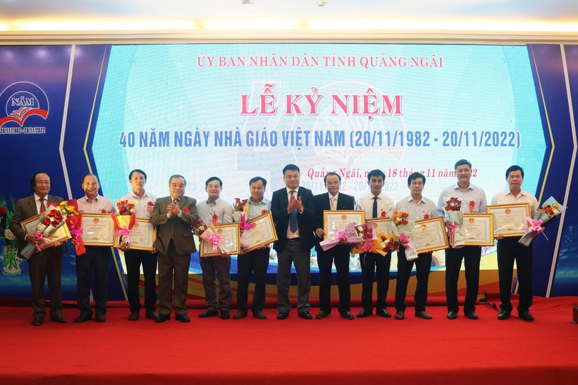 Các tập thể có nhiều đóng góp cho ngành giáo dục và đào tạo được UBND tỉnh Quảng Ngãi tặng Bằng khen.