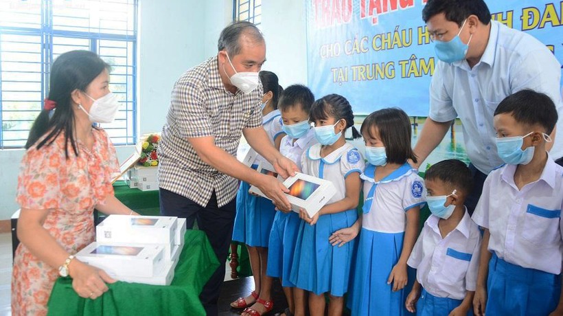 Quảng Ngãi đã thực hiện cấp phát máy tính bảng cho 15.899 học sinh.
