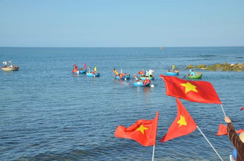 Giải đua thuyền thúng lần đầu tiên được tổ chức tại xã Bình Hải.
