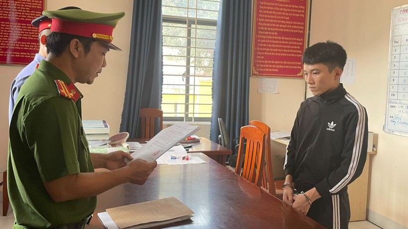 Cơ quan Công an đọc lệnh bắt tạm giam đối với Huỳnh Thanh Nhơn. Ảnh CQCA