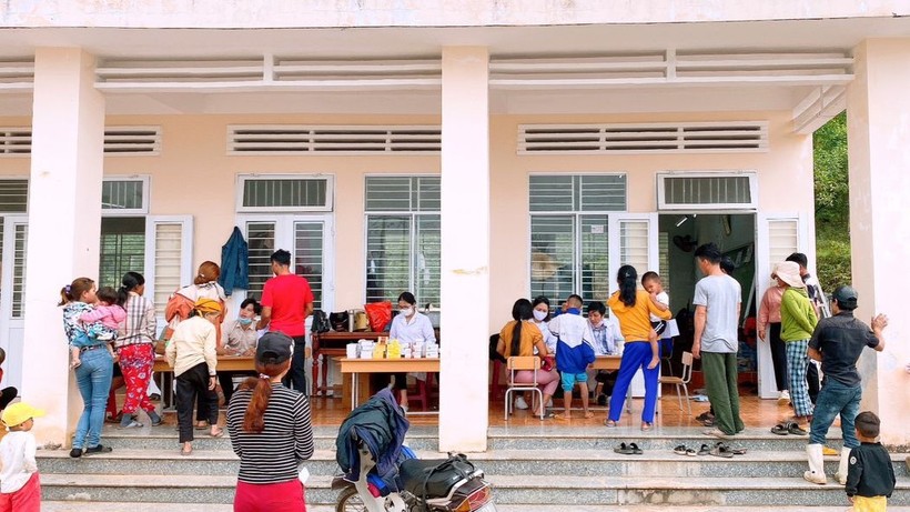 Ngành Y tế khám, cấp phát thuốc cho người dân thôn Tang tại điểm trường Tiểu học.