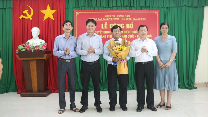 Ông Võ Đình Tá nhận quyết định bổ nhiệm và hoa chúc mừng từ Chủ tịch UBND tỉnh Quảng Ngãi.