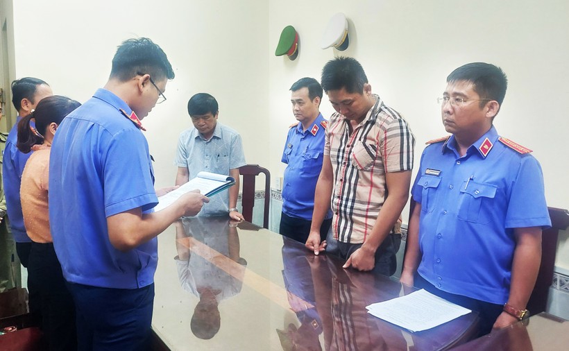 Cơ quan điều tra VKSND tối cao tống đạt các quyết định khởi tố bị can đối với Nguyễn Bá Nhật và Hà Trần Vũ. Ảnh: CQĐT.