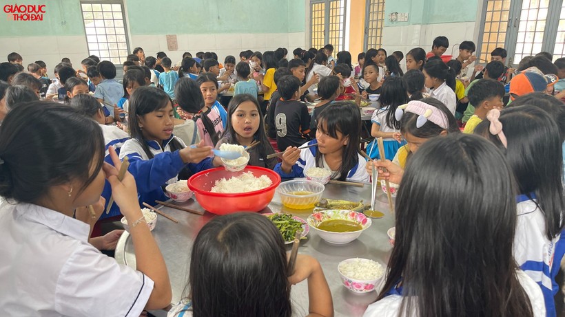 Bữa ăn của học sinh huyện Sơn Tây, tỉnh Quảng Ngãi.