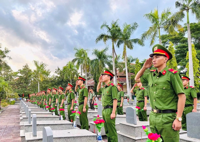 Tuổi trẻ Công an tỉnh Quảng Ngãi trang trí các phần mộ Liệt sĩ nhân ngày 27/7. 