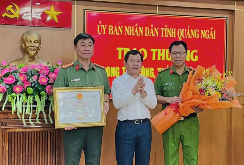 Chủ tịch UBND tỉnh Quảng Ngãi trao bằng khen cho Công an tỉnh.