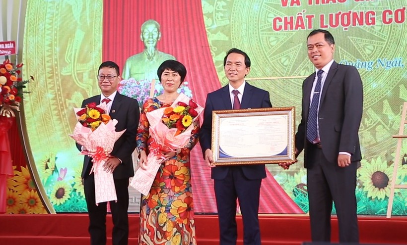 Lãnh đạo Trường ĐH Phạm Văn Đồng đón nhận giấy chứng nhận kiểm định chất lượng cơ sở giáo dục chu kỳ 2.