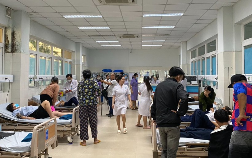 Các học sinh đang được bác sĩ chăm sóc tại Khoa Cấp cứu Bệnh viện Sản - Nhi Quảng Ngãi.