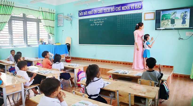 Giáo viên dạy tiếng Việt cho học sinh thông qua các tranh, ảnh. Ảnh CTV.