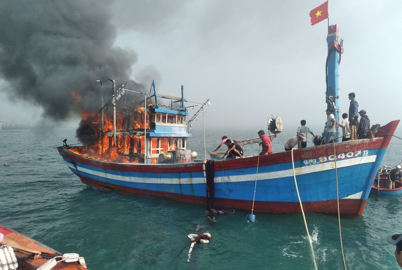 Tàu cá của ngư dân bị cháy khi đang neo đậu. (Ảnh TD.)