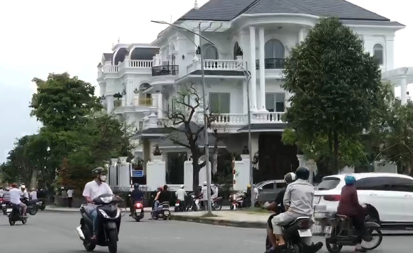 Nhiều người dân hiếu kỳ tập trung gần nhà ông Đặng Văn Minh.
