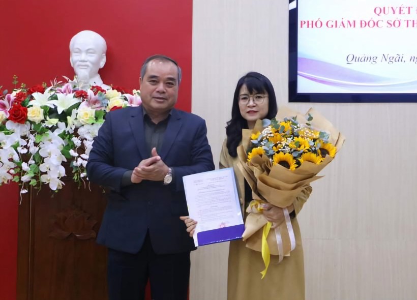 Ông Trần Hoàng Tuấn, Phó Chủ tịch Thường trực UBND tỉnh Quảng Ngãi trao quyết định bổ nhiệm bà Huỳnh Thị Thu Thủy.