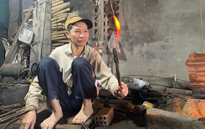 Ông Đô là thế hệ thứ 4 trong gia đình làm nghề rèn ở làng Minh Khánh.